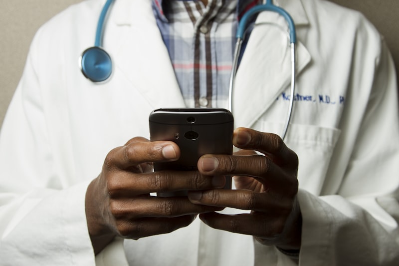 Veterinário acompanhando paciente remotamente via tablet com dados clínicos